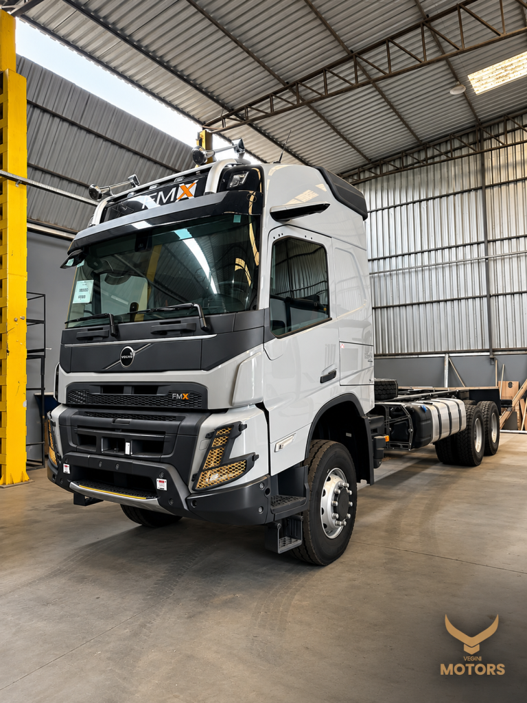 Caminhão Volvo FMX no showroom industrial