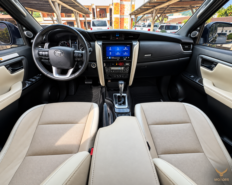 Interior Toyota com Vista para o Estacionamento