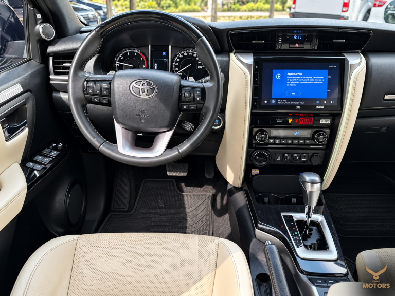 Interior sofisticado de SUV Toyota em destaque