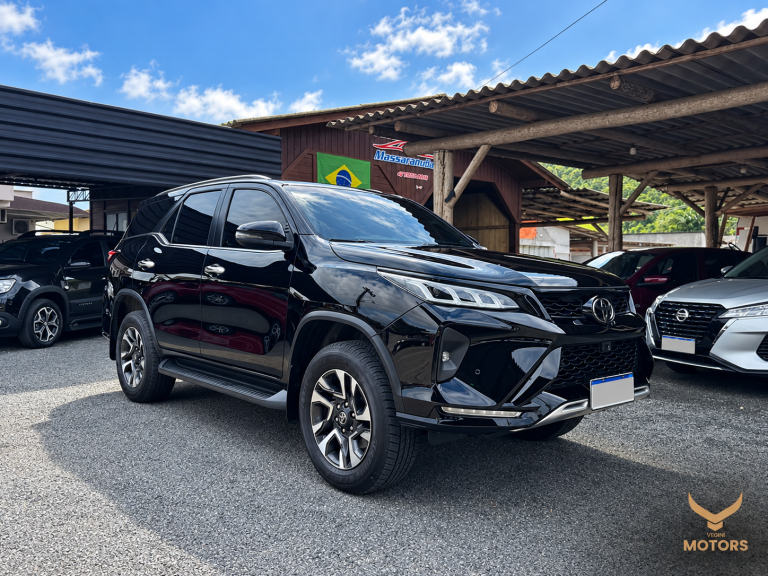 SUV Preto em Destaque na Concessionária (1)