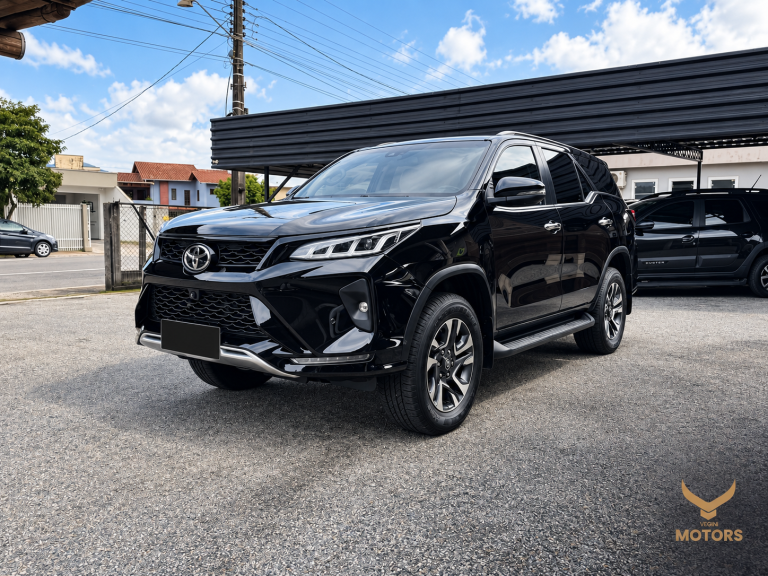 SUV Preto em Destaque na Concessionária
