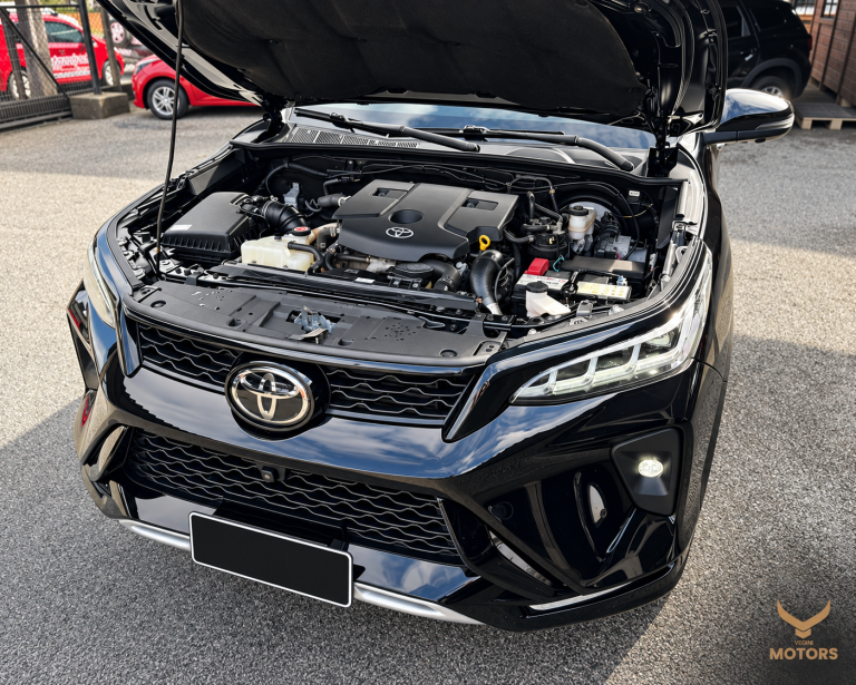 SUV Toyota Preto com Capô Aberto