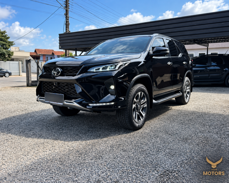 SUV Toyota Preto em Pátio Automotivo