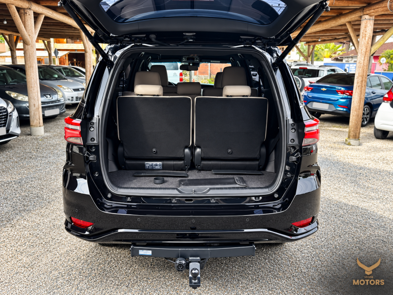 SUV preto com porta-malas aberto velando detalhes
