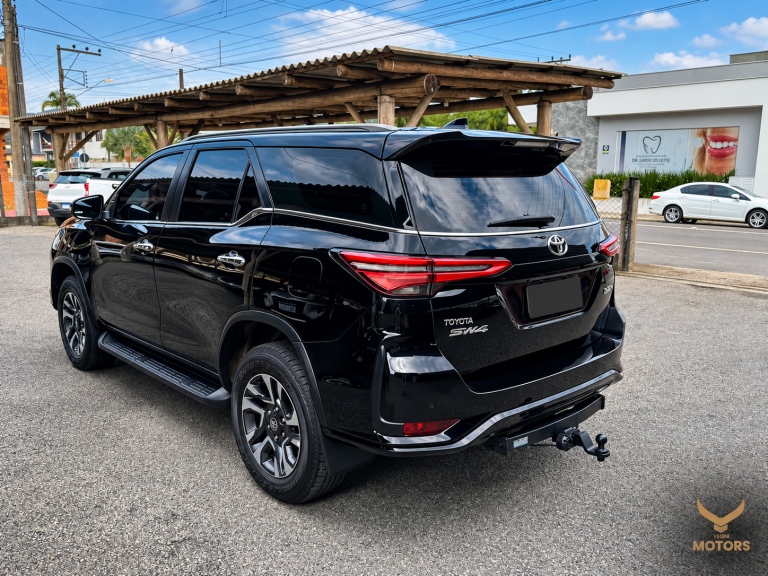 Toyota SW4 preta em destaque no estacionamento